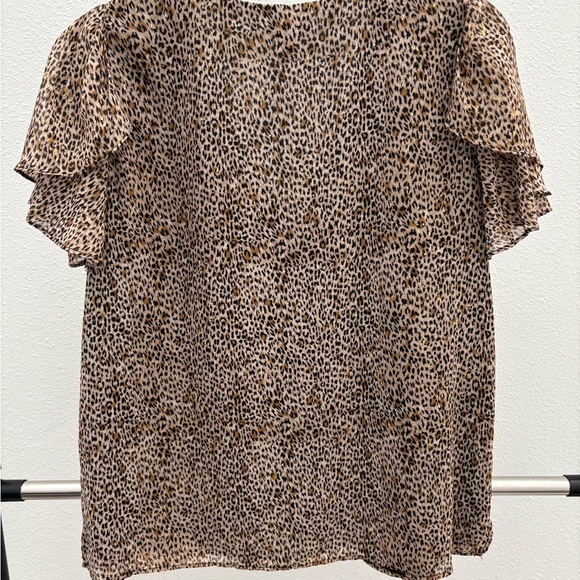 LIKE NEW Vince Camuto Animal Print V-Neck Blouse - Picture 4 of 5